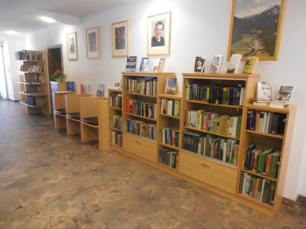 Bücherei innen - Regale und dazwischen Sitzgelegenheit