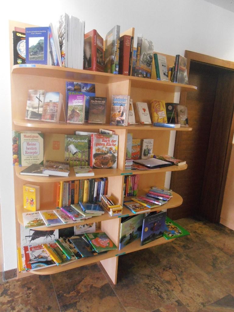 Bücherei innen - Regal linke Seite