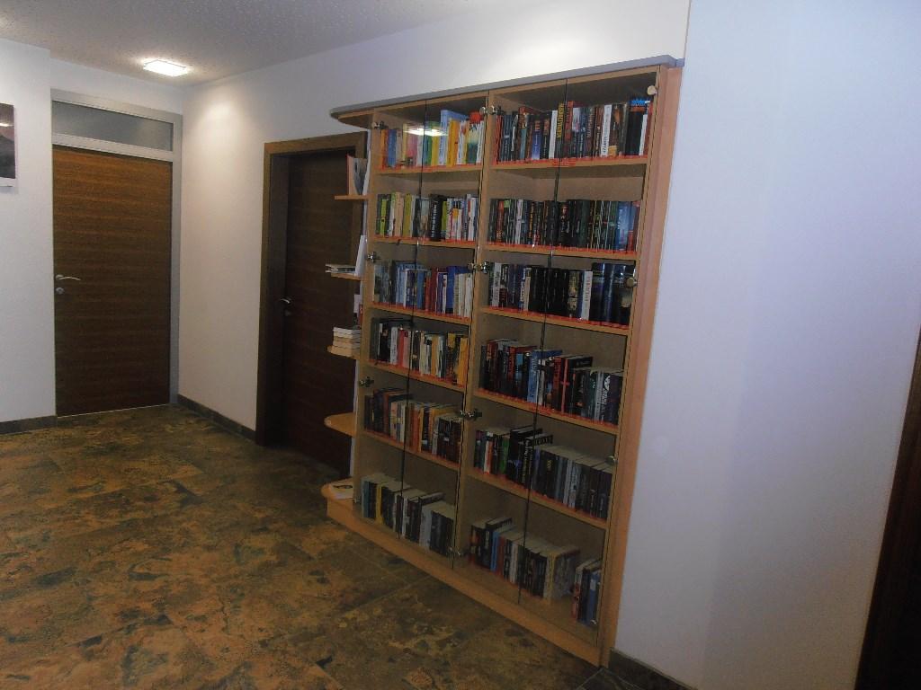 Bücherei innen - Regal rechts