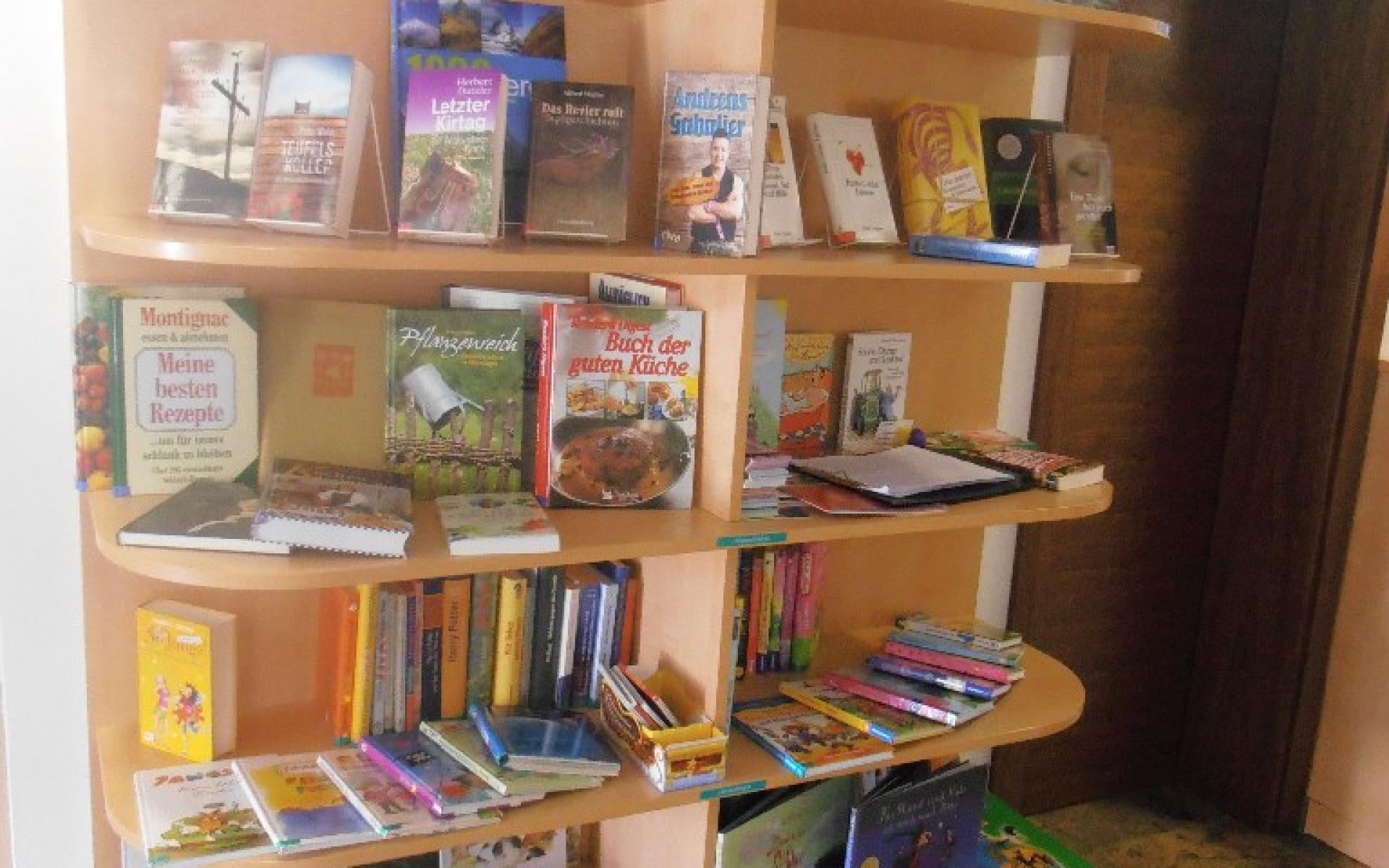 Bücherregal